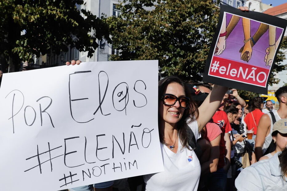 Manifestação organizada pelo movimento Mulheres Unidas contra Bolsonaro, em Lisboa