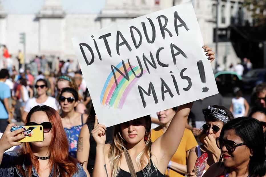 Manifestação organizada pelo movimento Mulheres Unidas contra Bolsonaro, em Lisboa