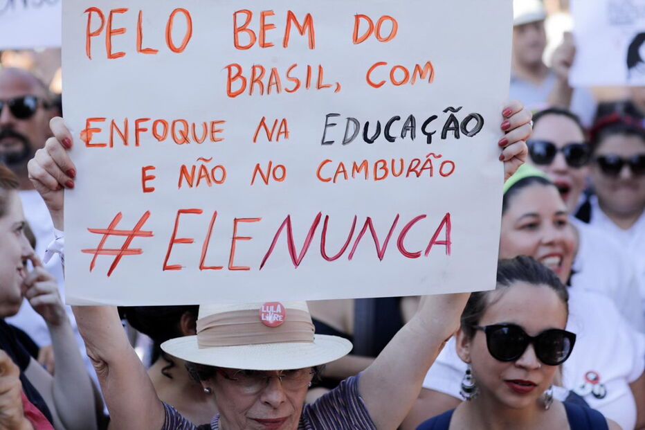 Manifestação organizada pelo movimento Mulheres Unidas contra Bolsonaro, em Lisboa