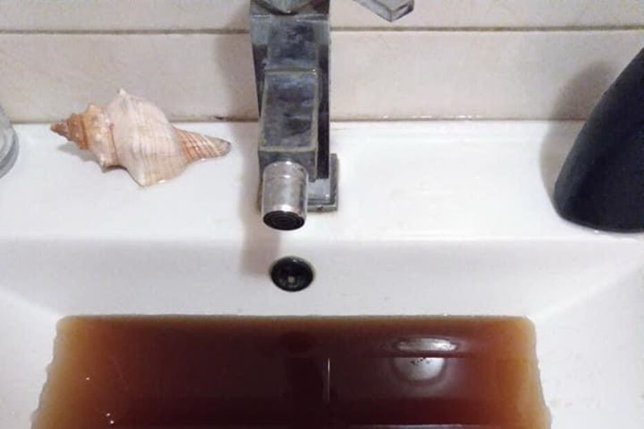 Água sai frequentemente castanha da torneira, prejudicando as rotinas dos moradores 
