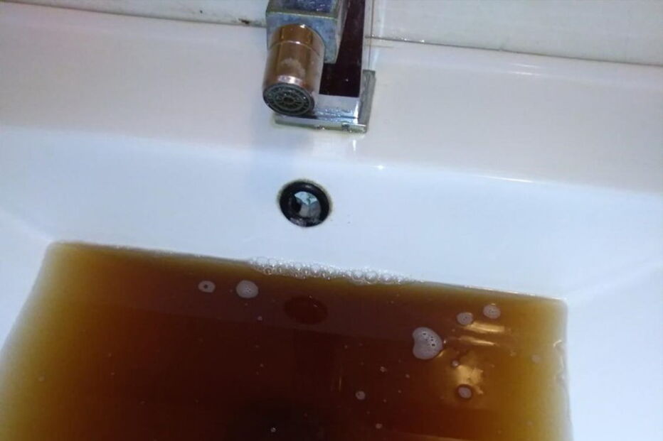 Água sai frequentemente castanha da torneira, prejudicando as rotinas dos moradores 