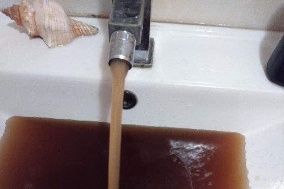 Água sai frequentemente castanha da torneira, prejudicando as rotinas dos moradores 