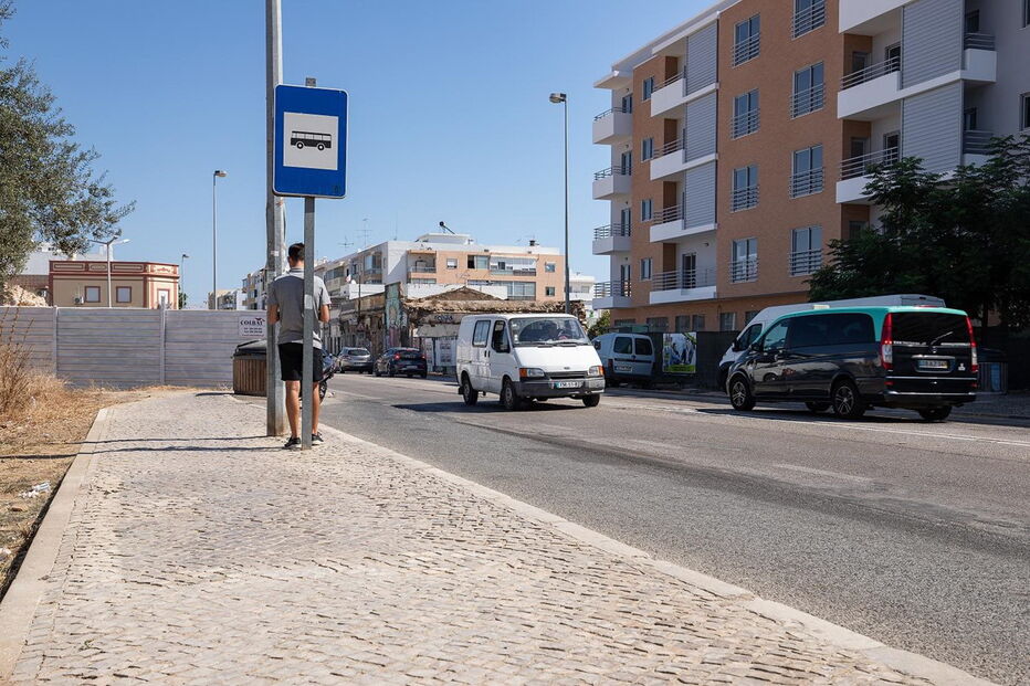 Paragens de autocarro sem abrigos ou bancos em Olhão