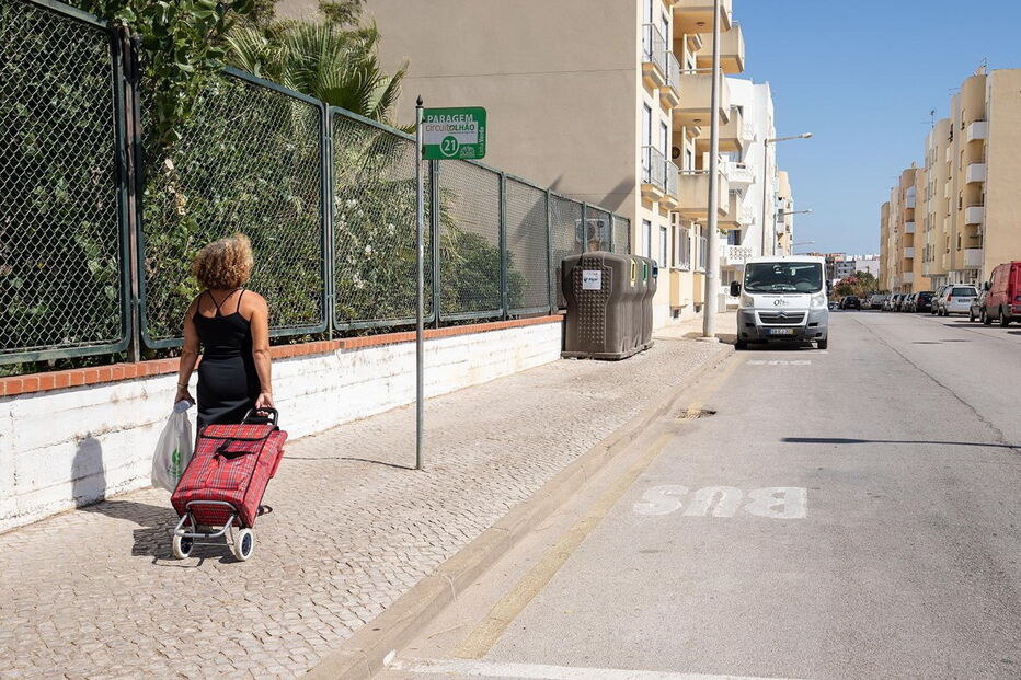 Paragens de autocarro sem abrigos ou bancos em Olhão