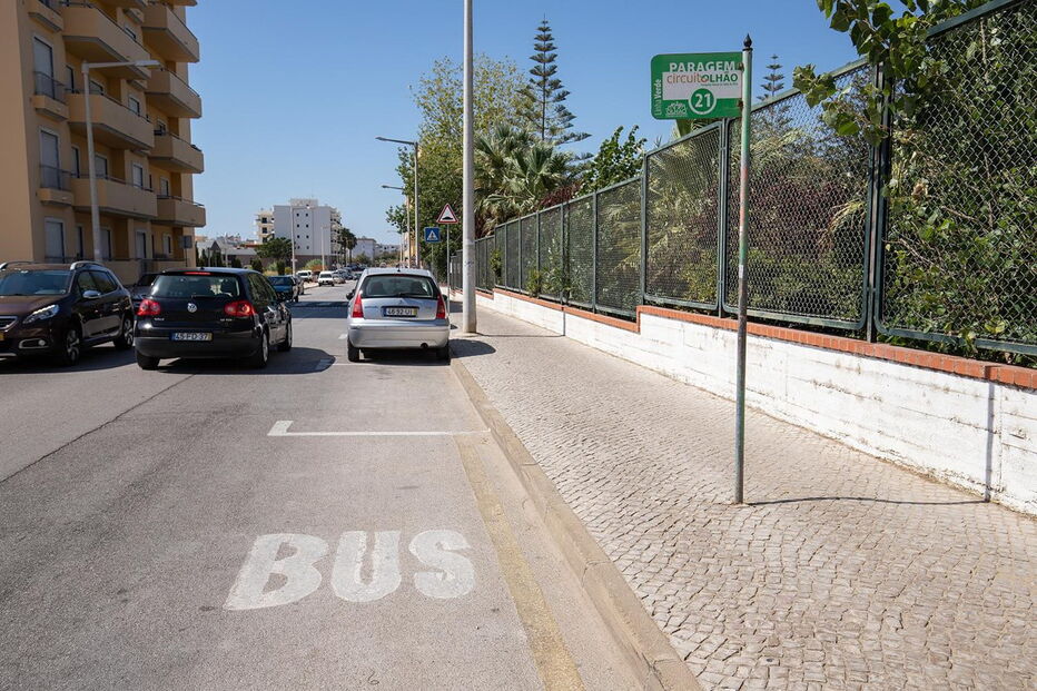 Paragens de autocarro sem abrigos ou bancos em Olhão