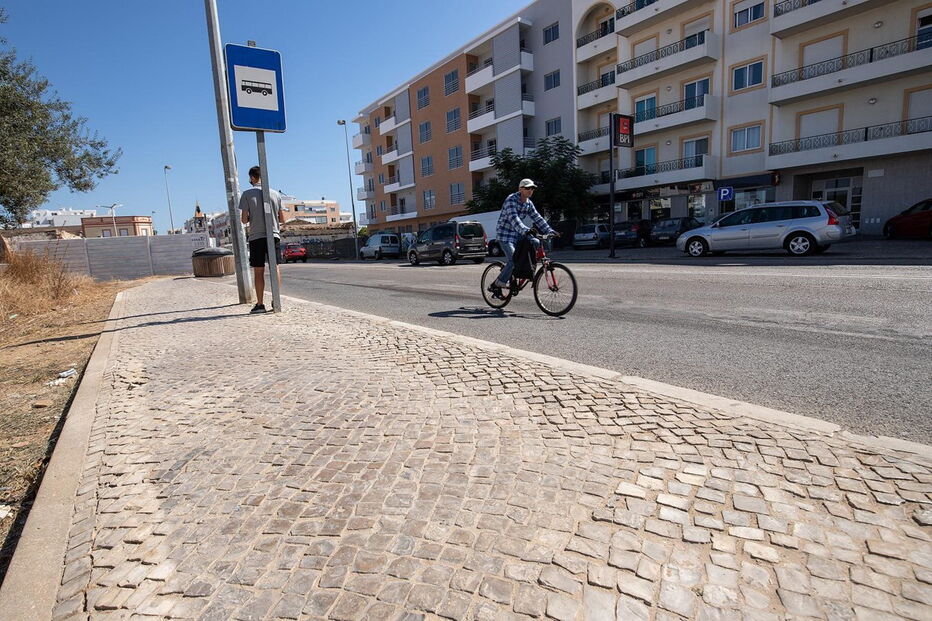 Paragens de autocarro sem abrigos ou bancos em Olhão