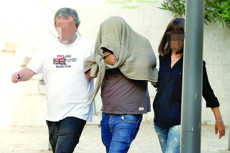 António Joaquim, cúmplice no crime, tapou a cara com a roupa após interrogatório 