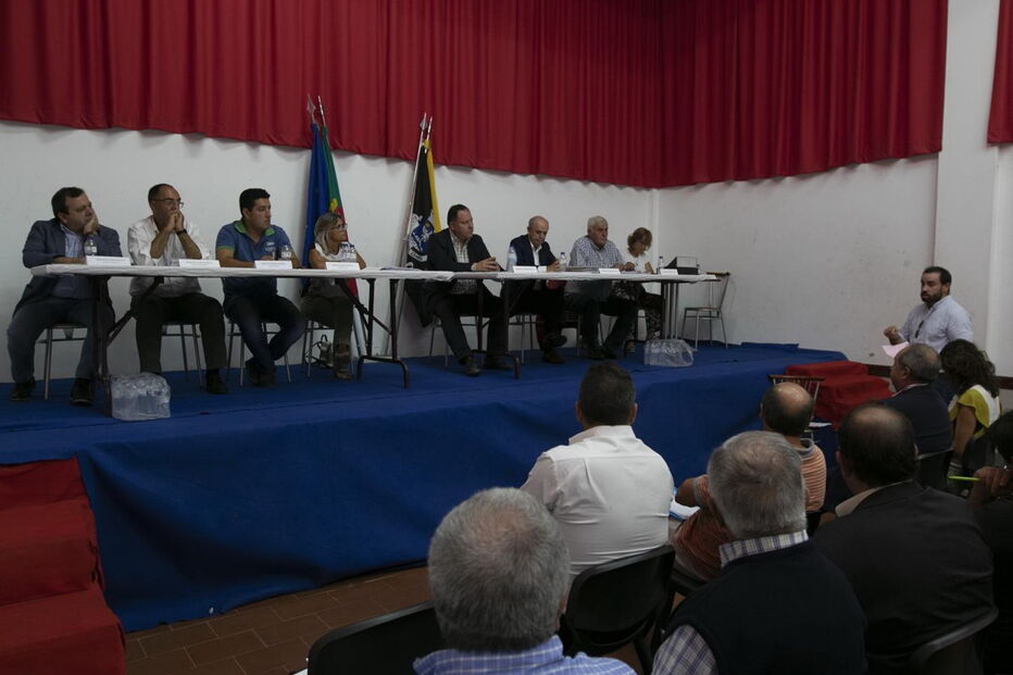Assembleia municipal em Vila Facaia