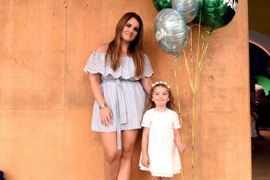 Cláudia Dias Gomes diverte-se com a filha