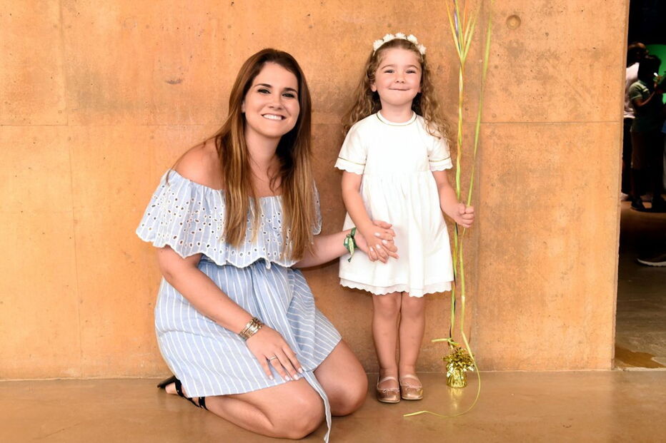 Cláudia Dias Gomes diverte-se com a filha