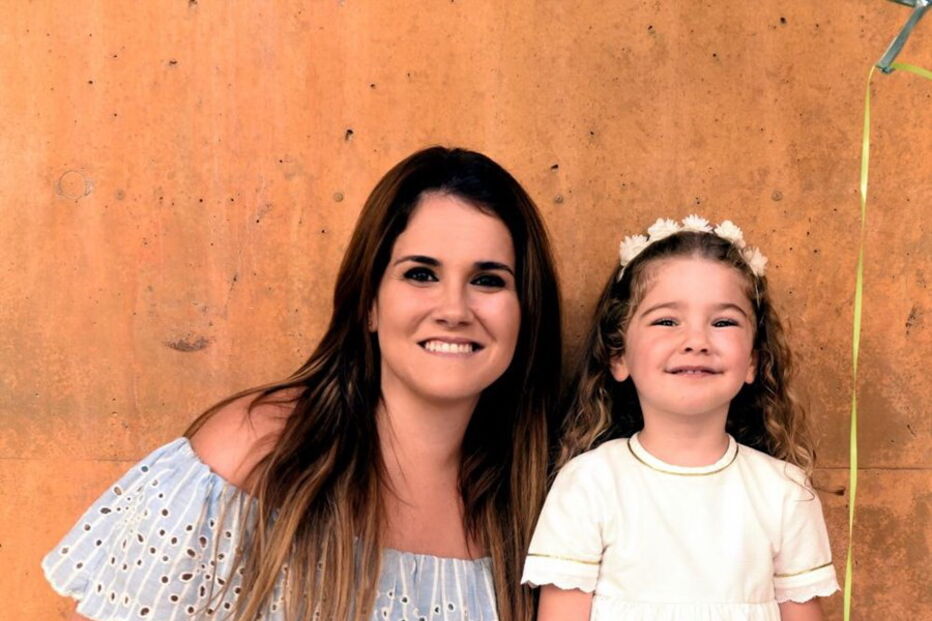 Cláudia Dias Gomes diverte-se com a filha