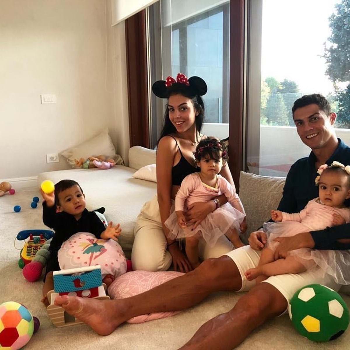 Georgina vê vitória de Ronaldo pela CMTV acompanhada pelos filhos