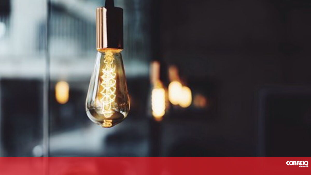 Avaria na linha de média tensão deixa Queluz às escuras - Correio da Manhã