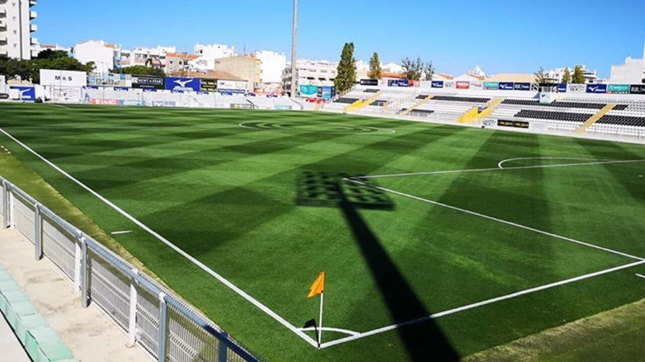 Portimonense reduzido a 10 segura empate perante Famalicão superior