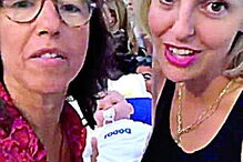 Gabriela Sobral e Inês Herédia juntam amigos em 'baby shower' de gémeos