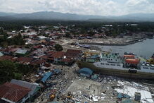 Imagens mostram caos e destruição provocados por sismo na Indonésia