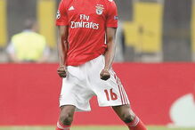 Alfa Semedo festeja após ter desferido o remate que valeu o terceiro golo ao Benfica no jogo