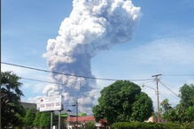 Vulcãpo Monte Soputan entra em erupção na Indonésia