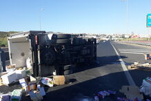 Veículo capota no IC17 e condiciona trânsito junto a centro comercial