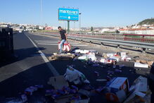 Veículo capota no IC17 e condiciona trânsito junto a centro comercial