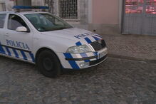 Jovem de 20 anos esfaqueado em Cascais. Atacante está em fuga