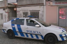 Jovem de 20 anos esfaqueado em Cascais. Atacante está em fuga