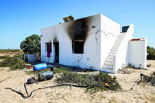 Habitação de Valter Macário ficou parcialmente destruída num incêndio e homem decidiu ocupar outra casa    