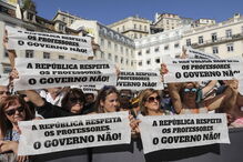 Professores concentrados na Praça do Município exigem que 