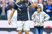 Ronaldo abraça criança adepta da Udinese