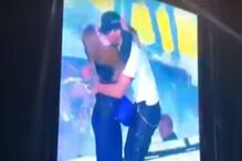 Enrique Iglesias beija fã em concerto na Ucrânia