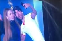 Enrique Iglesias beija fã em concerto na Ucrânia