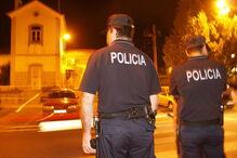 Polícias em ação de patrulha