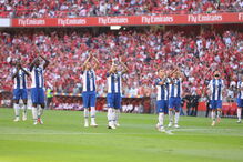 Jogadores do FC Porto saúdam adeptos antes do início do jogo com o Benfica