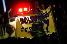 Apoiantes de Bolsonaro celebram vitória na primeira volta das presidenciais	