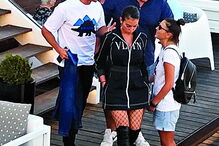 Cristiano Ronaldo acompanhado por Georgina Rodríguez e seguido pelo seu guarda-costas, Gonçalo Salgado, ontem no Sky Bar, em Lisboa