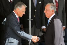 Aperto de mão entre Cavaco Silva e Marcelo Rebelo de Sousa era o momento mais aguardado da cerimónia de ontem na base aérea do Montijo 