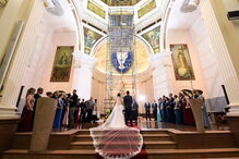 Noiva fica arrasada após andaime estragar fotos do casamento