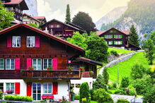 Chalés coloridos são decorados com flores típicas 