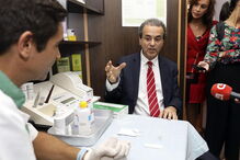 Secretário de Estado Fernando Araújo assinalou arranque do projeto de rastreio numa farmácia em Alcabideche 