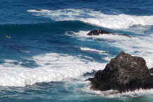 Helicóptero da Força Aérea fez o resgate da vítima, do bombeiro e do elemento do ISN que estavam na rocha