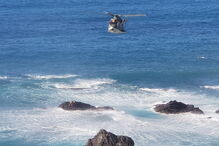Helicóptero da Força Aérea fez o resgate da vítima, do bombeiro e do elemento do ISN que estavam na rocha