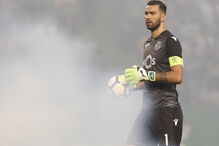 Sporting-Benfica tinha começado há 30 segundos quando Rui Patrício foi atacado com tochas e petardos 