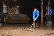 Rafael Nadal ajuda a limpar as ruas de Mallorca, depois da enxurrada