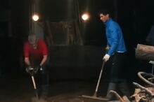 Rafael Nadal ajuda a limpar as ruas de Mallorca, depois da enxurrada