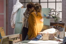 Jessica Athayde em cena lésbica com Vera Kolodzig em novela da TVI