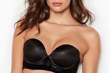 Sara Sampaio posa em lingerie