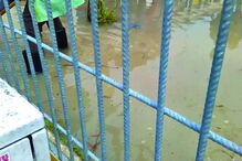 Quando chove as funcionárias desdobram-se a limpar a água acumulada