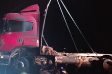 Camião com relva arde na  na A22 em Odiáxere