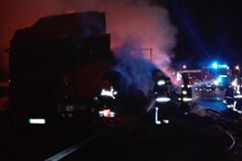 Camião com relva arde na  na A22 em Odiáxere