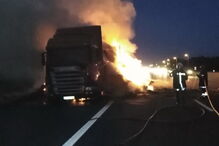 Camião com relva arde na  na A22 em Odiáxere